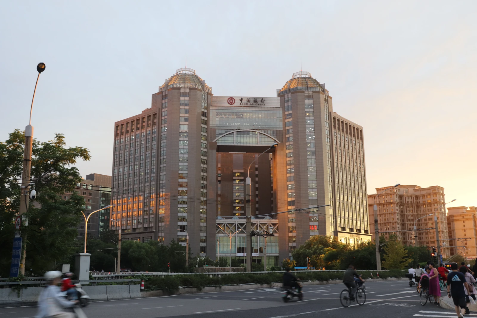 中国银行北京办公大楼实景。摄影：Andrzej Otrębski / Wikimedia Commons（CC BY-SA 4.0）