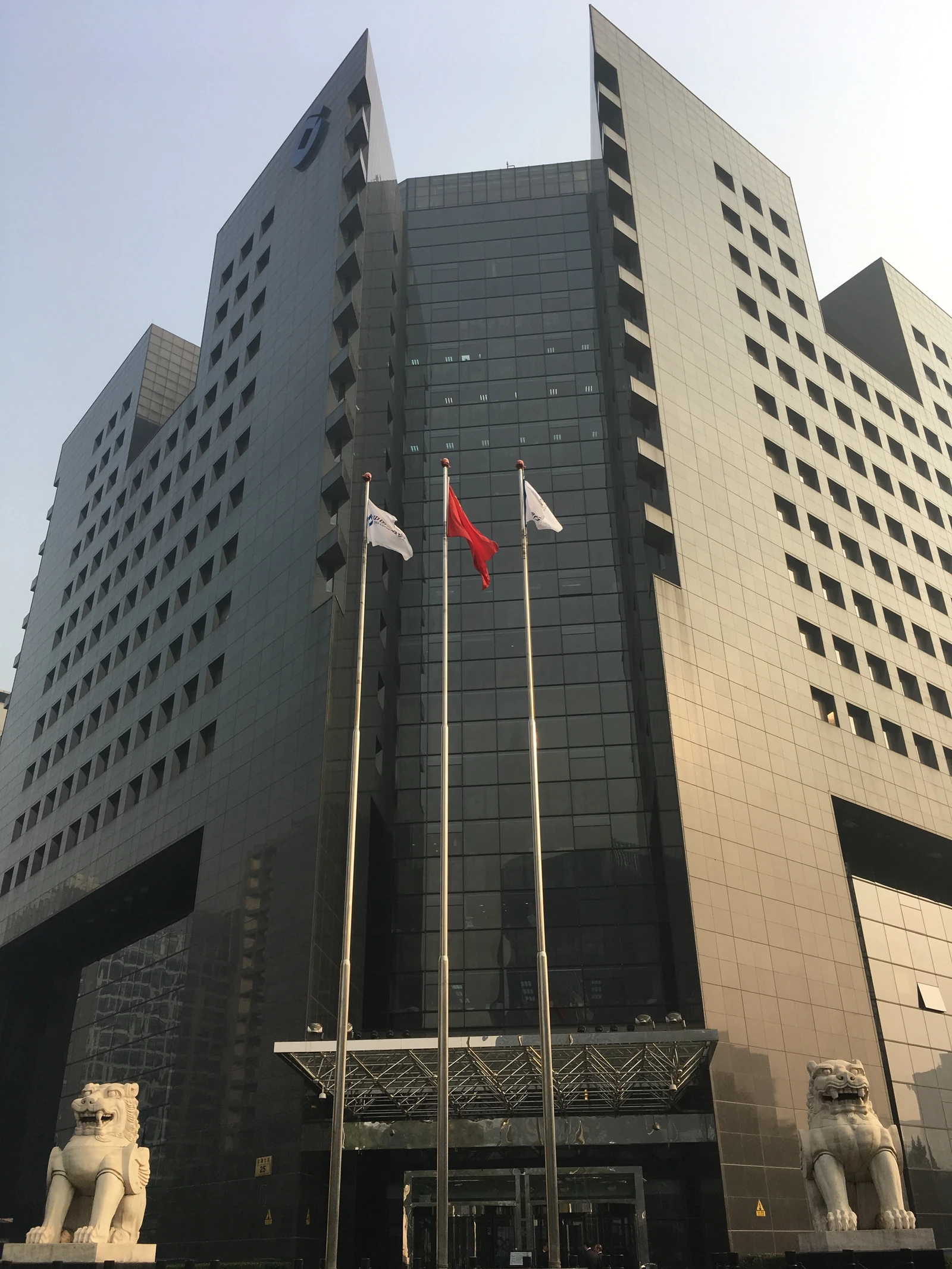 中国建设银行北京总部大楼实景。摄影：Max12Max / Wikimedia Commons（CC BY-SA 4.0）