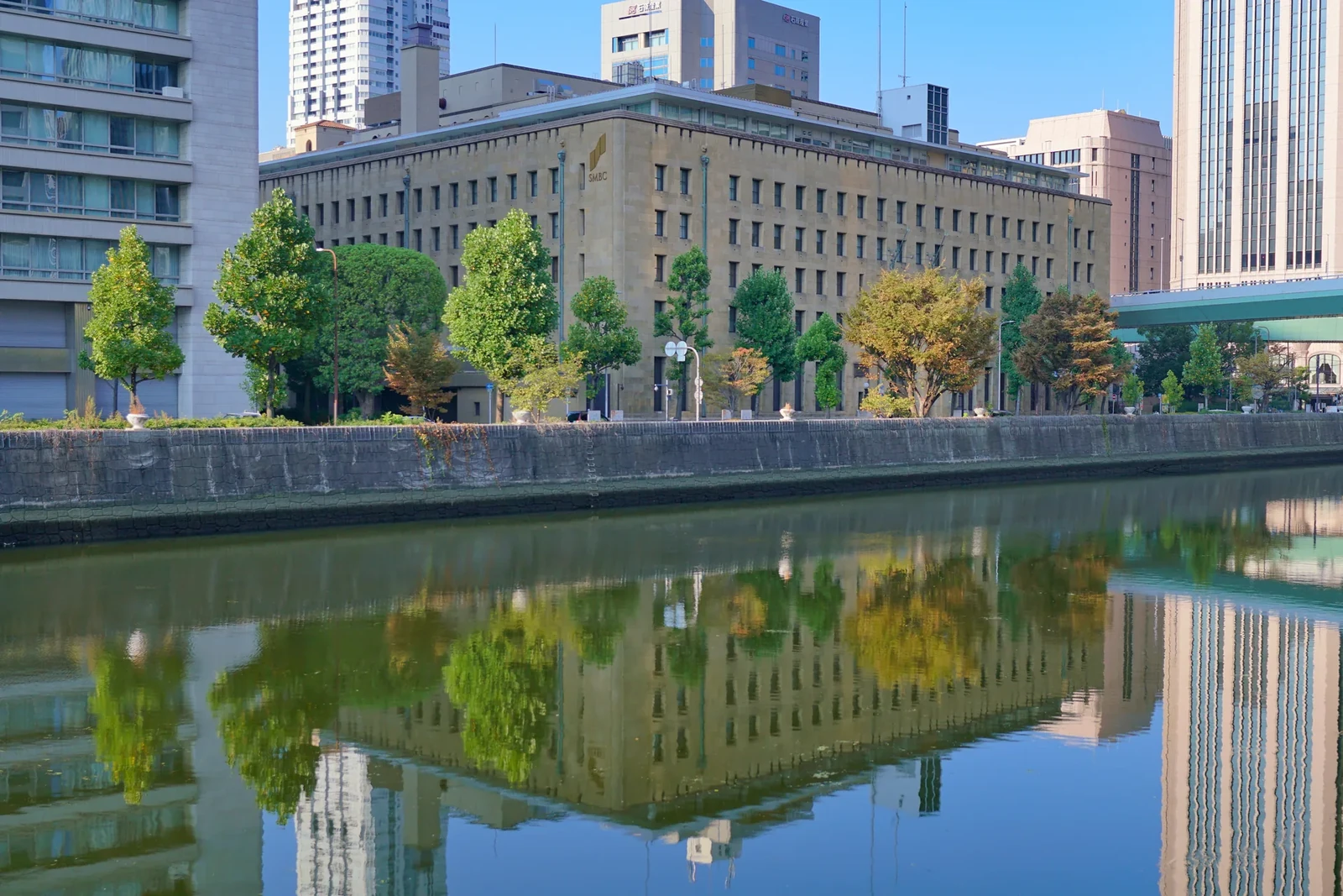 三井住友银行大阪总部大楼实景。摄影：Wikimedia Commons