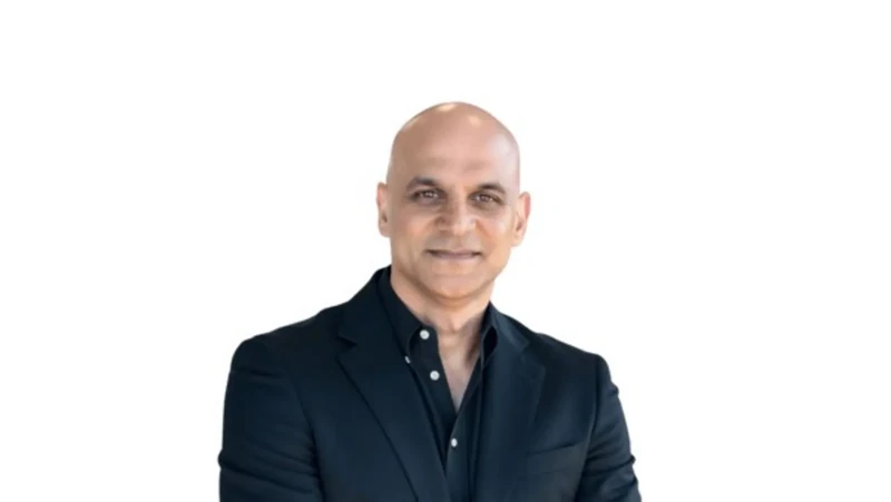 Vijay Pahuja身着深色西装的公司官方肖像