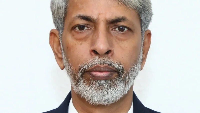 Amarendu Prakash身着深色西装的官方肖像