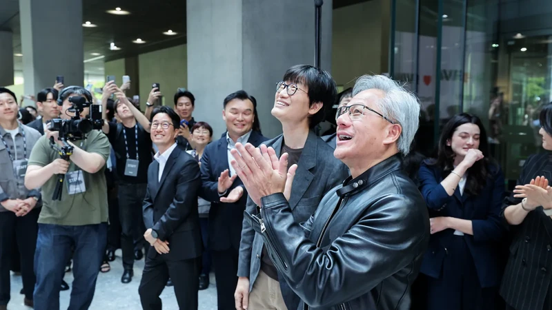 Naver创始人李海珍与英伟达首席执行官黄仁勋在Naver 1784办公楼活动现场