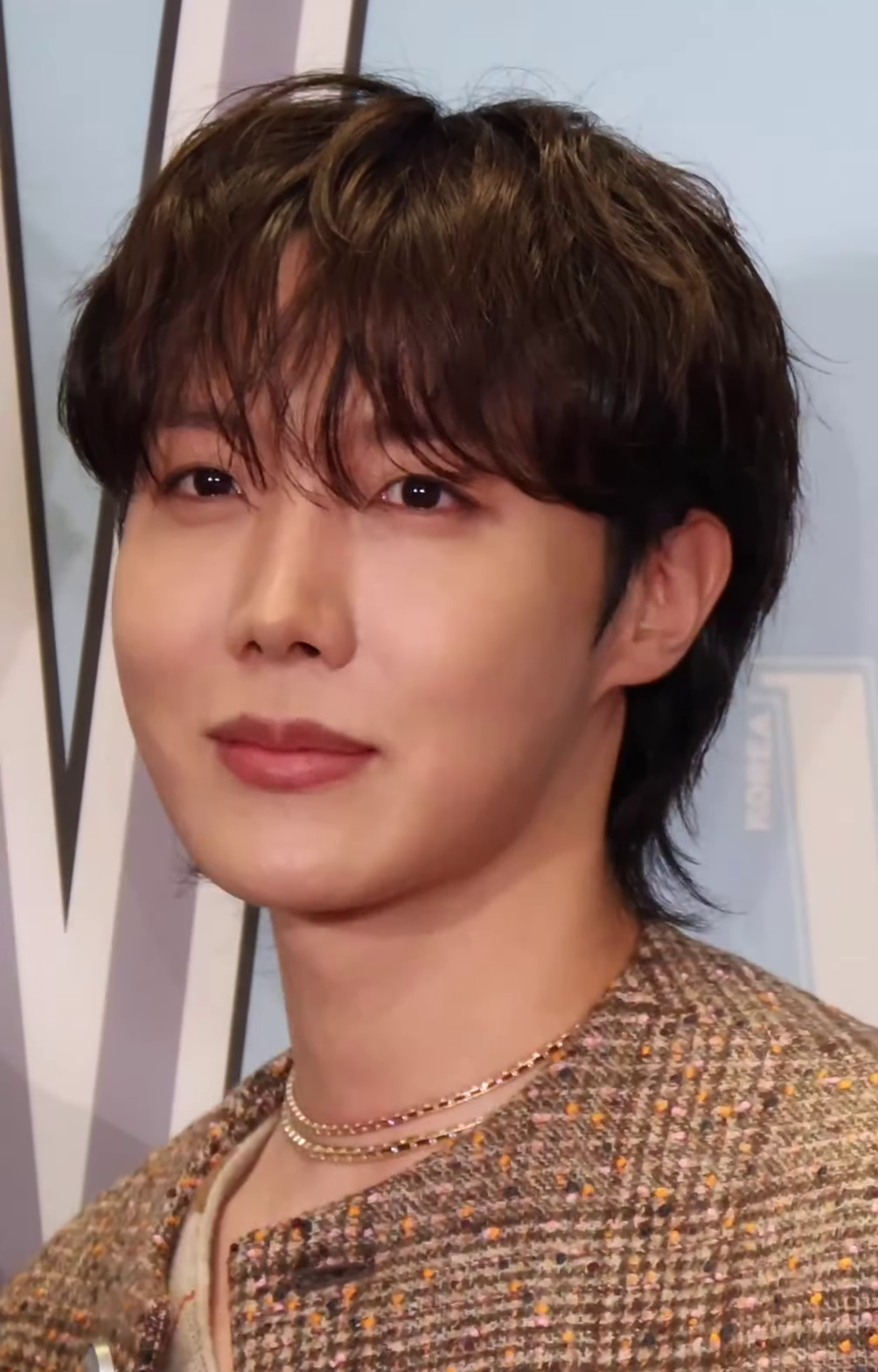 j-hope《影响亚洲》领导力人物报道编辑配图