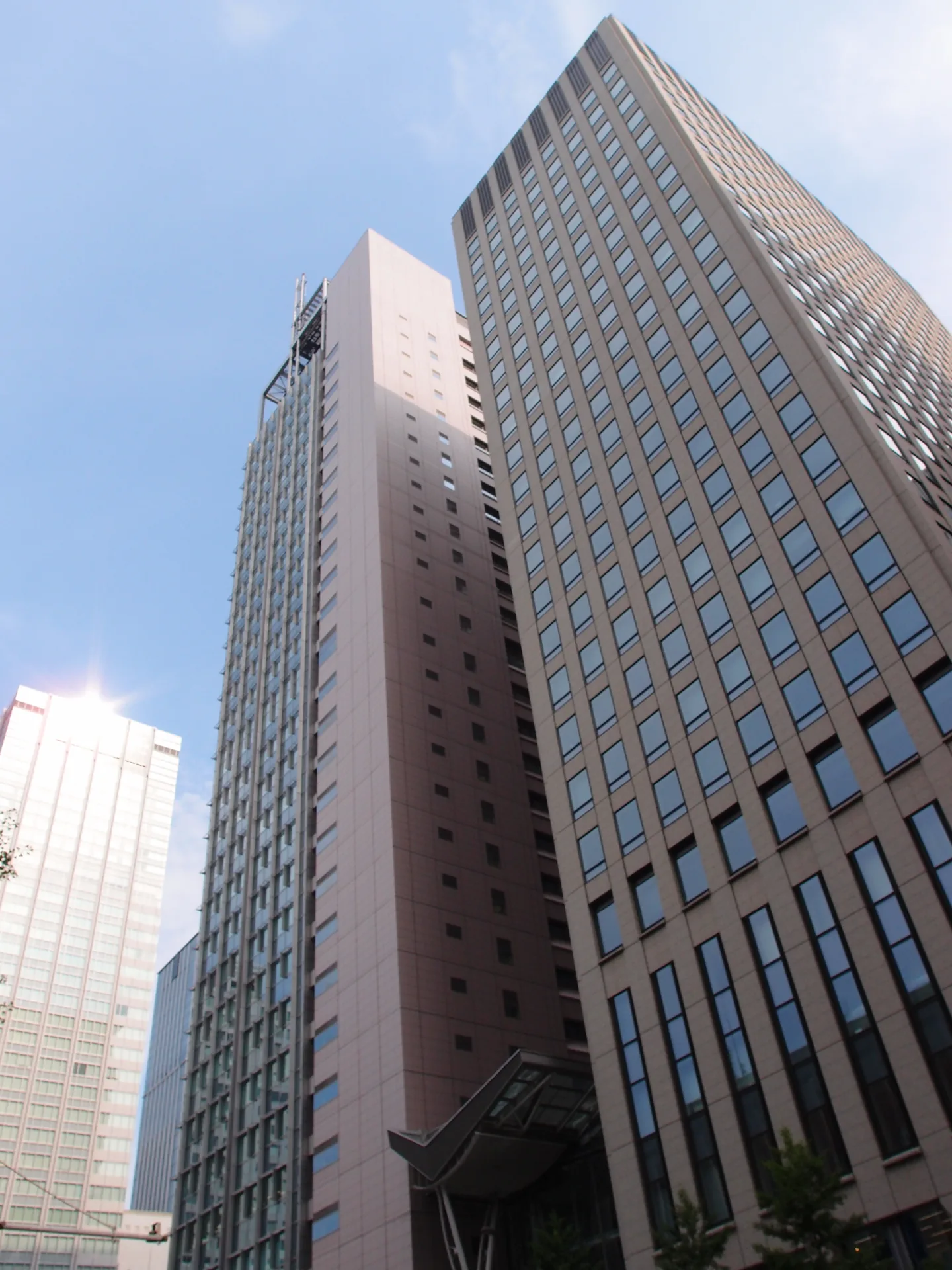 爱德万测试总部所在东京新丸之内中心大楼实景。摄影：Guilhem Vellut / Wikimedia Commons（CC BY 2.0）