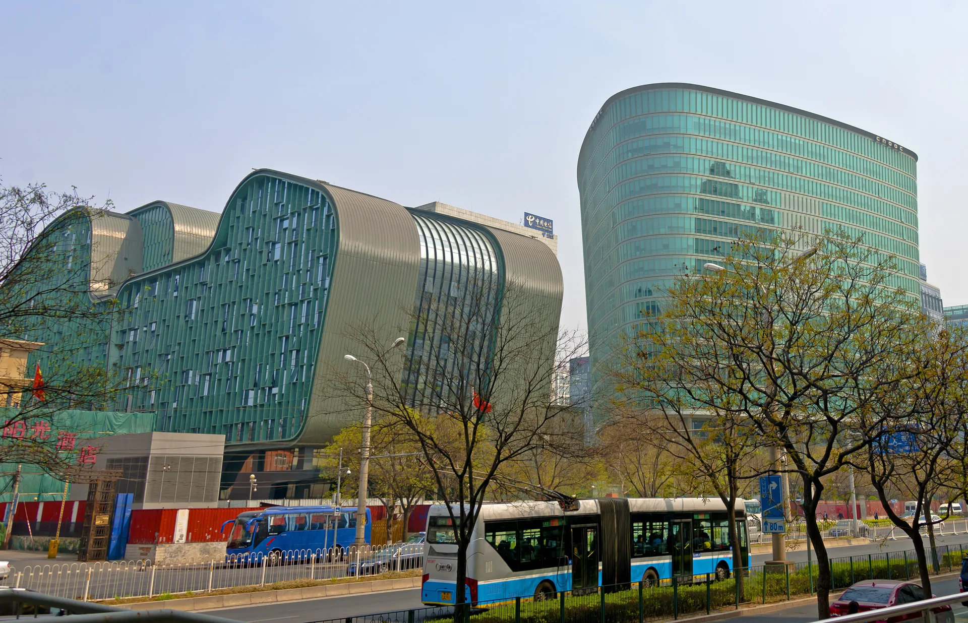 中国海油北京总部大楼实景。摄影：Daniel Case / Wikimedia Commons（CC BY-SA 3.0）