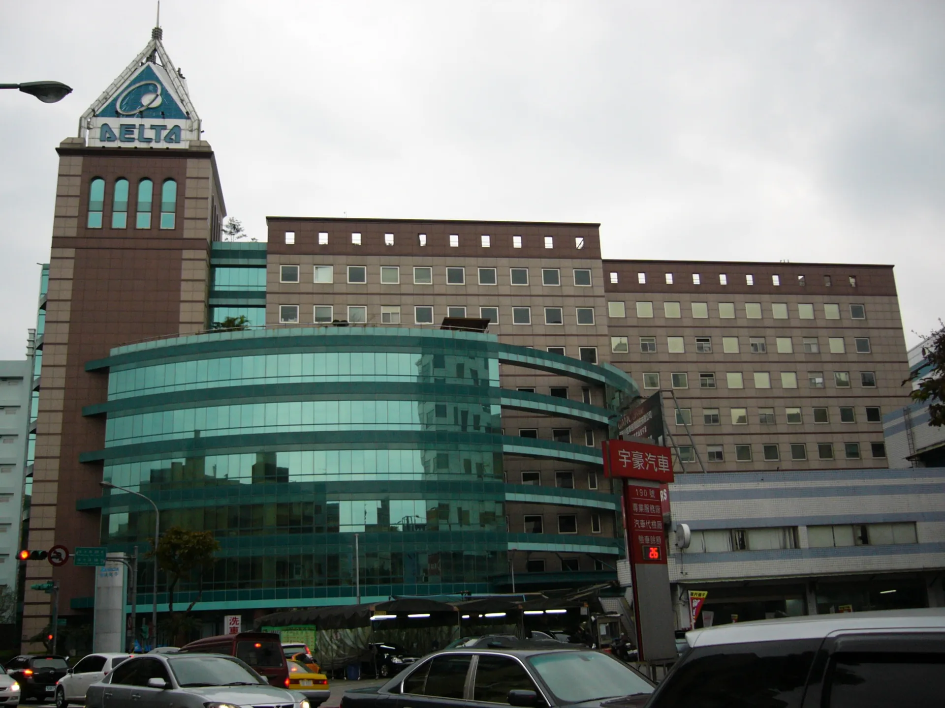 台达电子总部实景。摄影：玄史生 / Wikimedia Commons（CC BY-SA 3.0）