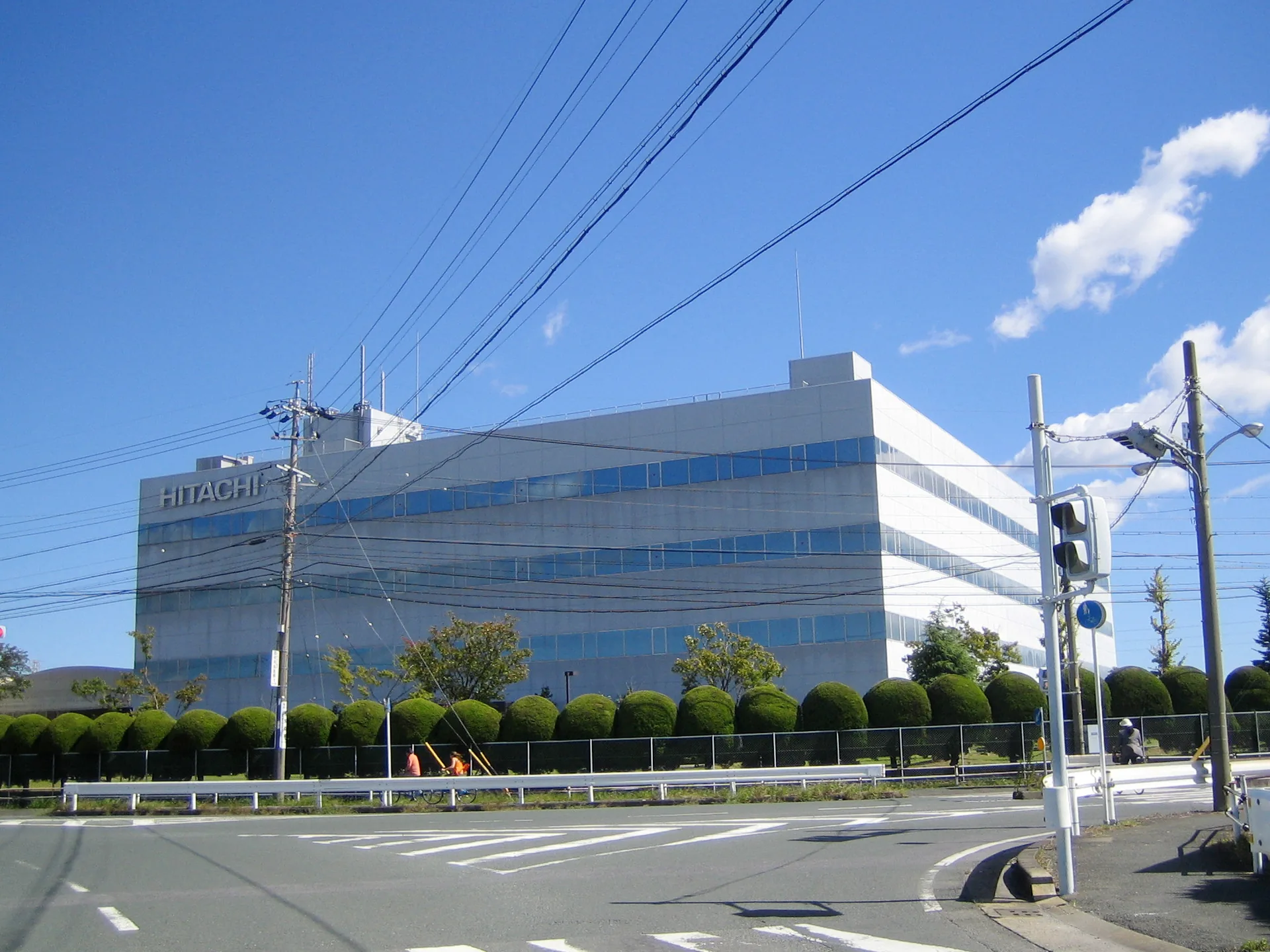 日立丰川工厂实景。摄影：Lombroso / Wikimedia Commons（公有领域）