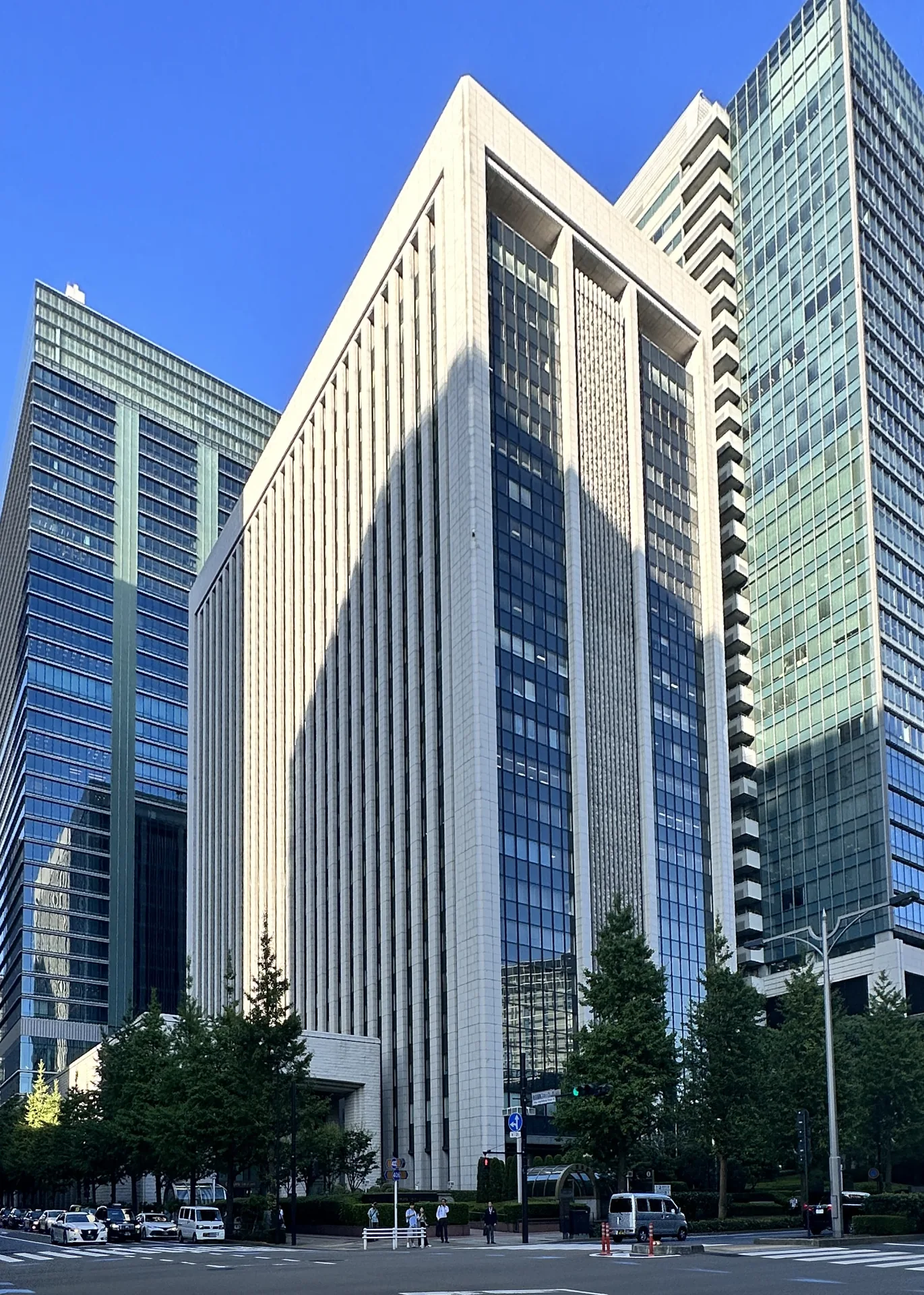 三菱日联银行东京总部实景。摄影：Akonnchiroll / Wikimedia Commons（CC BY-SA 4.0）