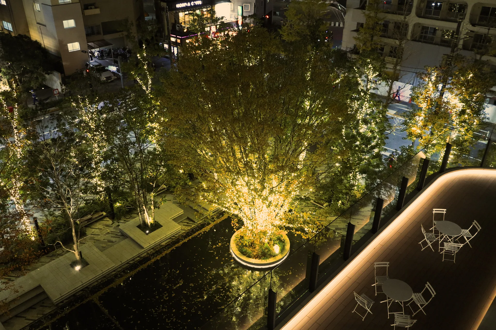 软银集团东京竹芝总部所在地实景。摄影：Dick Thomas Johnson / Wikimedia Commons（CC BY 2.0）